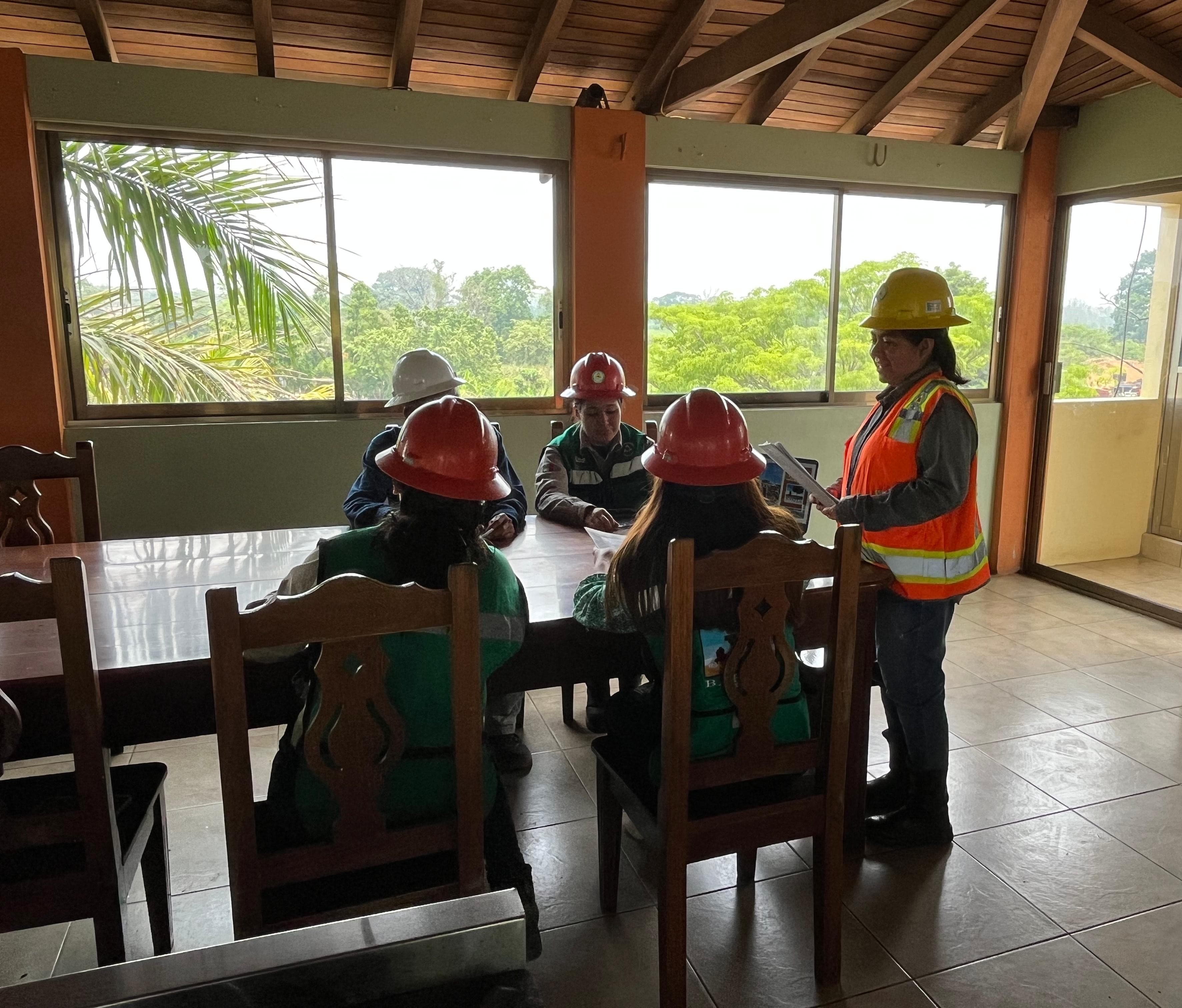 Equipo de Transportes Brito en sesión de seguridad industrial