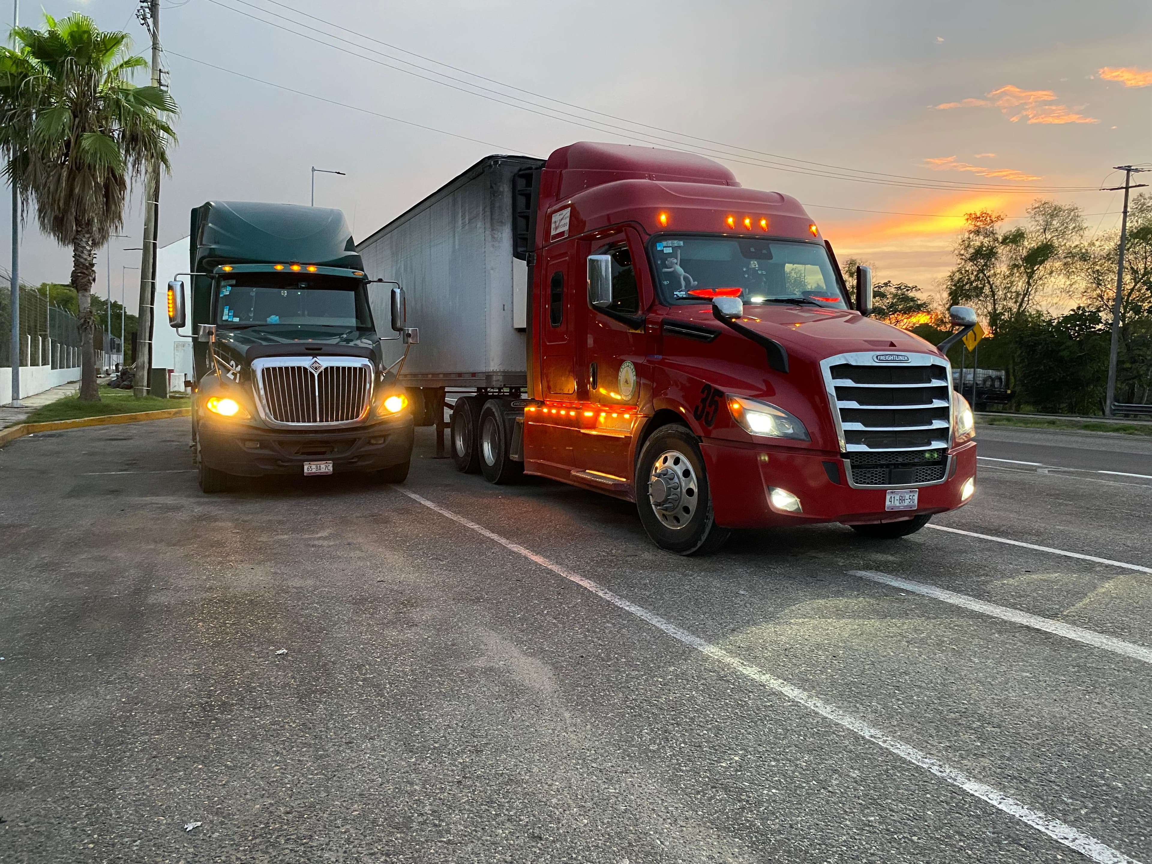 Flota de Transportes Brito — dos tractocamiones al amanecer